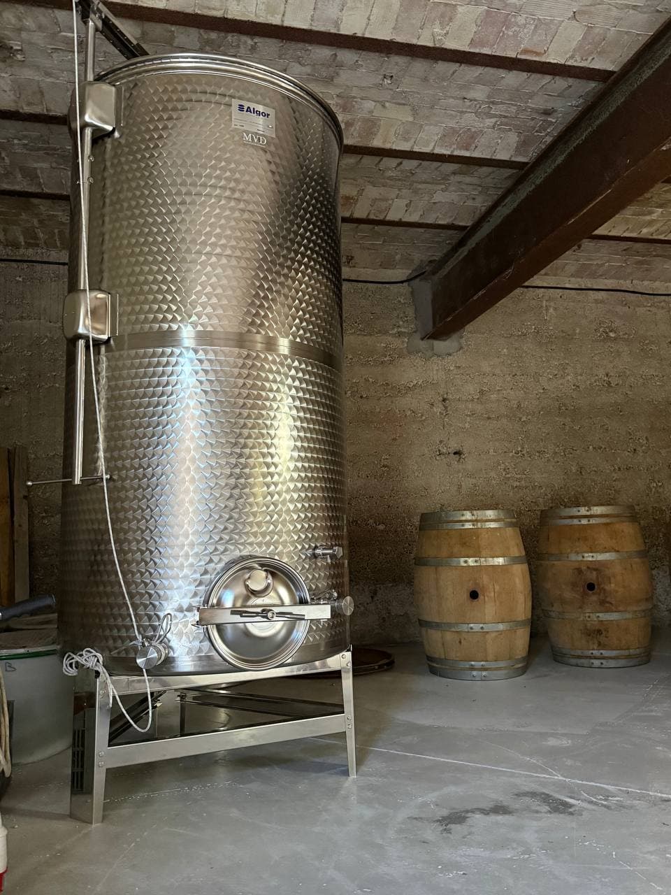 Cuves inox MVD Vinicole dans un chai